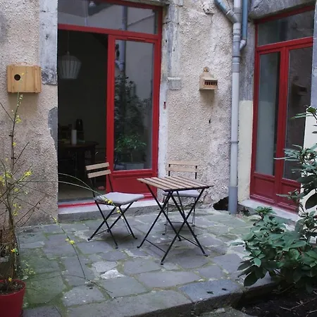 Tzanou Apartment *